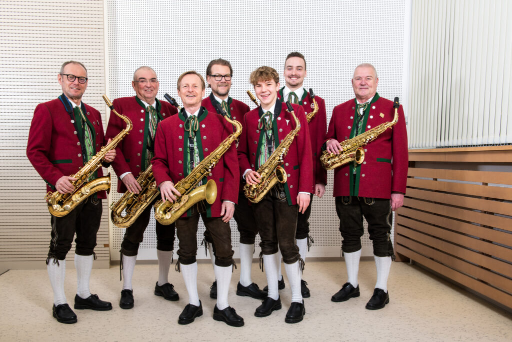 (Saxophon: v.l.n.r. Christian Grubmair, Erwin Meindlhumer, Herbert Grubmair, Christian Waldbauer, Marvin Resch, Simon Sallaberger, Karl Schatz)